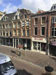 853474 Gezicht op de voorgevels van de winkelpanden Oudkerkhof 2 (links)- 8 te Utrecht, vanuit een raam op de eerste ...